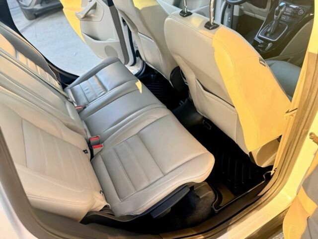 Белый Форд Си-Макс, объемом двигателя 2 л и пробегом 60 тыс. км за 2200 $, фото 12 на Automoto.ua