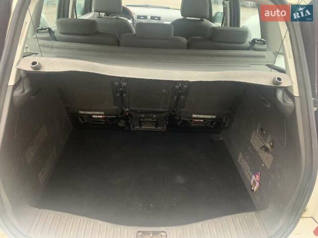 Белый Форд Си-Макс, объемом двигателя 1.6 л и пробегом 333 тыс. км за 3300 $, фото 11 на Automoto.ua