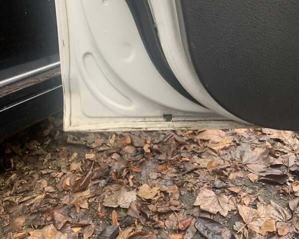 Белый Форд Си-Макс, объемом двигателя 1.6 л и пробегом 333 тыс. км за 3300 $, фото 5 на Automoto.ua