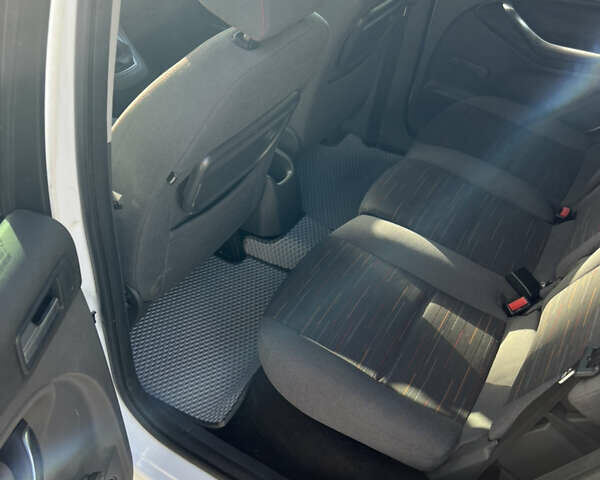 Белый Форд Си-Макс, объемом двигателя 1.8 л и пробегом 252 тыс. км за 5100 $, фото 7 на Automoto.ua