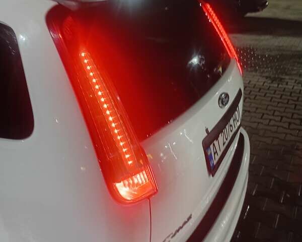 Белый Форд Си-Макс, объемом двигателя 1.56 л и пробегом 275 тыс. км за 5500 $, фото 3 на Automoto.ua