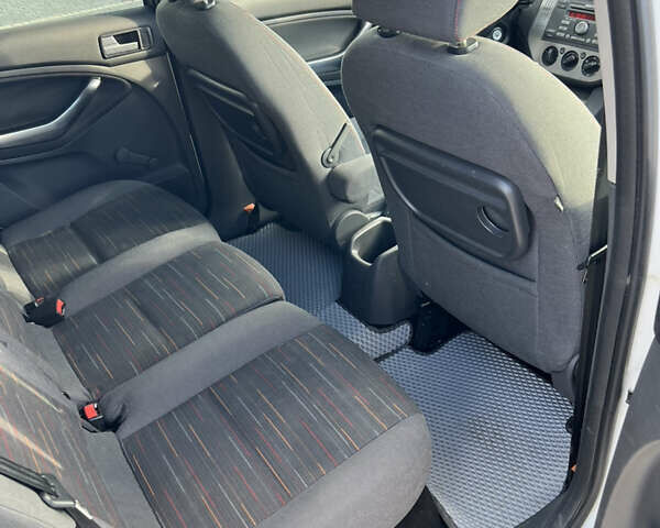 Белый Форд Си-Макс, объемом двигателя 1.8 л и пробегом 252 тыс. км за 5100 $, фото 5 на Automoto.ua