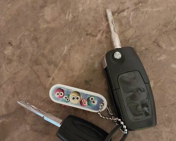 Белый Форд Си-Макс, объемом двигателя 1.6 л и пробегом 261 тыс. км за 3799 $, фото 58 на Automoto.ua