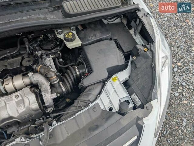 Белый Форд Си-Макс, объемом двигателя 1.6 л и пробегом 236 тыс. км за 7250 $, фото 38 на Automoto.ua