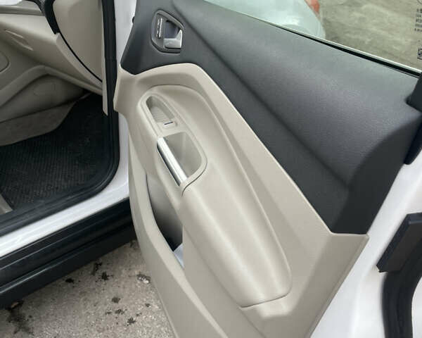 Белый Форд Си-Макс, объемом двигателя 2 л и пробегом 112 тыс. км за 14200 $, фото 5 на Automoto.ua