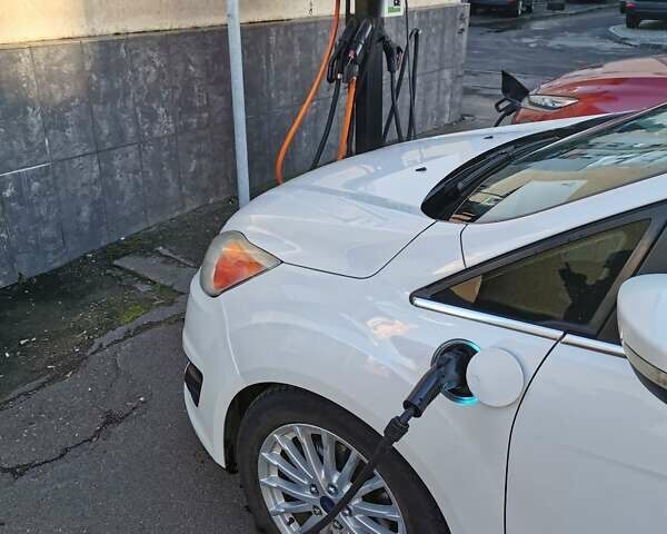 Білий Форд Сі-Макс, об'ємом двигуна 2 л та пробігом 191 тис. км за 12500 $, фото 4 на Automoto.ua