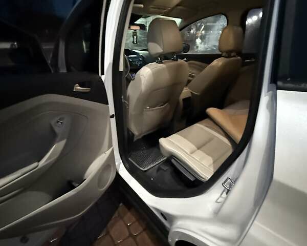 Белый Форд Си-Макс, объемом двигателя 2 л и пробегом 111 тыс. км за 15100 $, фото 7 на Automoto.ua