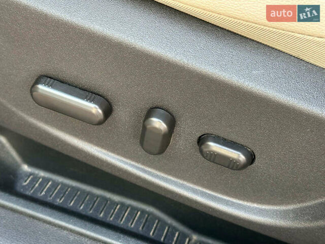 Бежевый Форд Си-Макс, объемом двигателя 2 л и пробегом 228 тыс. км за 15490 $, фото 12 на Automoto.ua