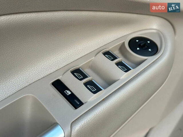 Бежевый Форд Си-Макс, объемом двигателя 2 л и пробегом 228 тыс. км за 15490 $, фото 11 на Automoto.ua