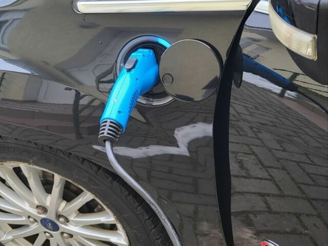 Черный Форд Си-Макс, объемом двигателя 2 л и пробегом 150 тыс. км за 13500 $, фото 4 на Automoto.ua