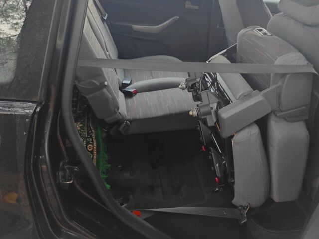 Форд Сі-Макс 2007 у Горішні Плавні (Комсомольськ) на Automoto.ua Чорний Форд Сі-Макс, об'ємом двигуна 1.6 л та пробігом 237 тис. км за 5100 $, фото 3 на Automoto.ua