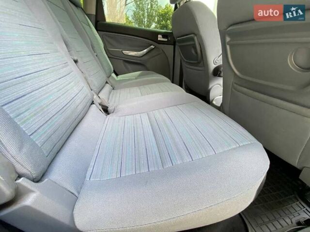 Черный Форд Си-Макс, объемом двигателя 1.6 л и пробегом 302 тыс. км за 4550 $, фото 39 на Automoto.ua