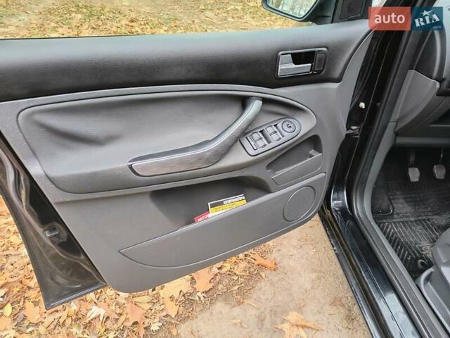 Черный Форд Си-Макс, объемом двигателя 1.6 л и пробегом 231 тыс. км за 5350 $, фото 5 на Automoto.ua