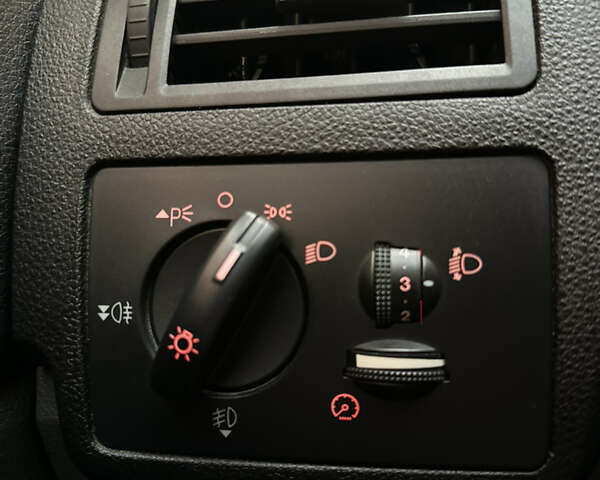 Черный Форд Си-Макс, объемом двигателя 1.8 л и пробегом 282 тыс. км за 4899 $, фото 21 на Automoto.ua