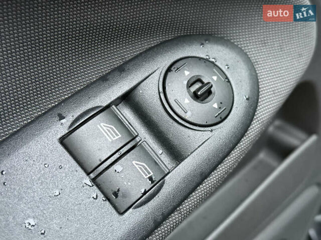 Черный Форд Си-Макс, объемом двигателя 1.6 л и пробегом 234 тыс. км за 5750 $, фото 26 на Automoto.ua