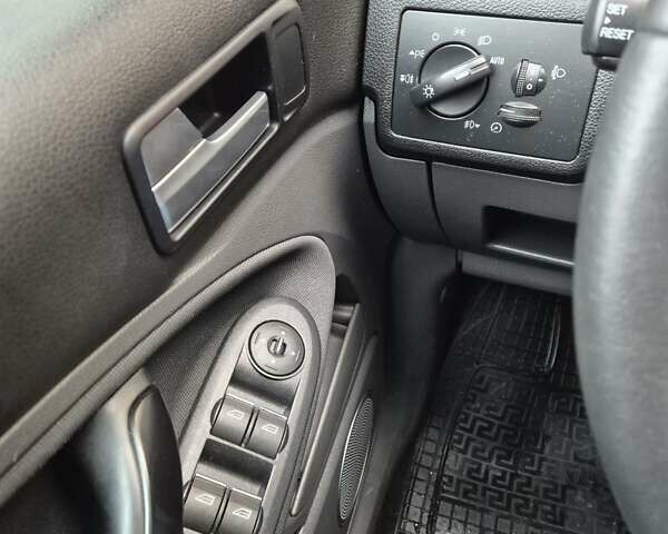 Фиолетовый Форд Си-Макс, объемом двигателя 1.8 л и пробегом 247 тыс. км за 6000 $, фото 14 на Automoto.ua