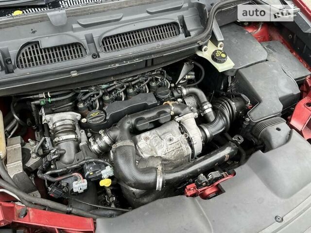 Красный Форд Си-Макс, объемом двигателя 1.6 л и пробегом 223 тыс. км за 5300 $, фото 1 на Automoto.ua