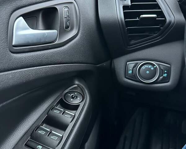 Красный Форд Си-Макс, объемом двигателя 2 л и пробегом 81 тыс. км за 14200 $, фото 12 на Automoto.ua