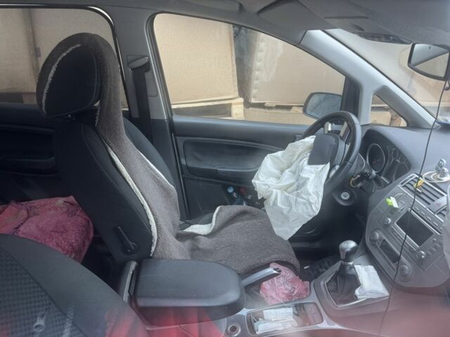 Серый Форд Си-Макс, объемом двигателя 1.6 л и пробегом 330 тыс. км за 3200 $, фото 4 на Automoto.ua