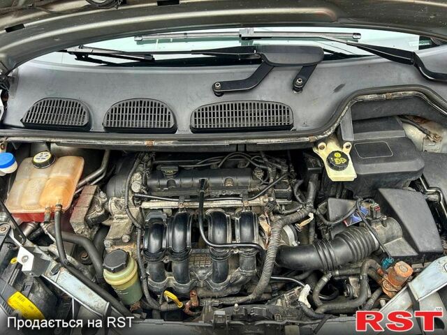 Серый Форд Си-Макс, объемом двигателя 1.6 л и пробегом 272 тыс. км за 4800 $, фото 6 на Automoto.ua