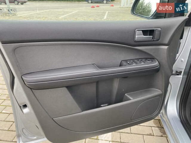 Сірий Форд Сі-Макс, об'ємом двигуна 1.6 л та пробігом 149 тис. км за 5500 $, фото 27 на Automoto.ua