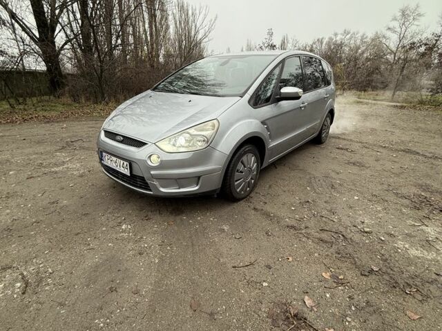 Серый Форд Си-Макс, объемом двигателя 1.8 л и пробегом 180 тыс. км за 2500 $, фото 1 на Automoto.ua