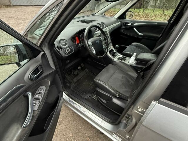 Серый Форд Си-Макс, объемом двигателя 1.8 л и пробегом 180 тыс. км за 2500 $, фото 5 на Automoto.ua