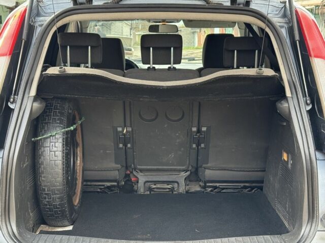 Серый Форд Си-Макс, объемом двигателя 1.6 л и пробегом 300 тыс. км за 3550 $, фото 8 на Automoto.ua