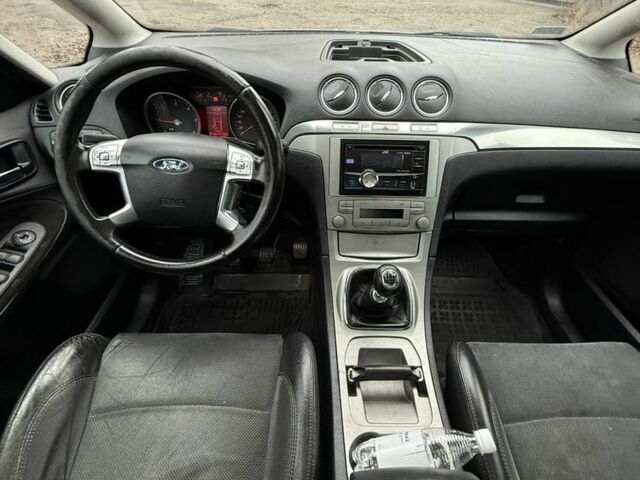 Серый Форд Си-Макс, объемом двигателя 1.8 л и пробегом 180 тыс. км за 2500 $, фото 4 на Automoto.ua