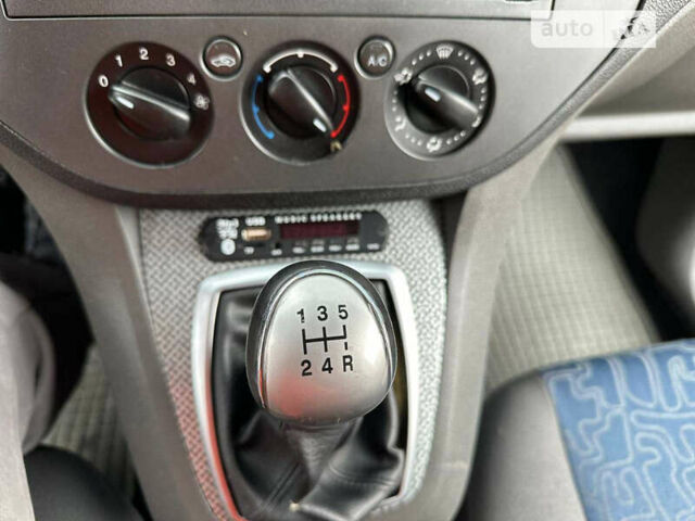 Серый Форд Си-Макс, объемом двигателя 1.6 л и пробегом 177 тыс. км за 5700 $, фото 10 на Automoto.ua