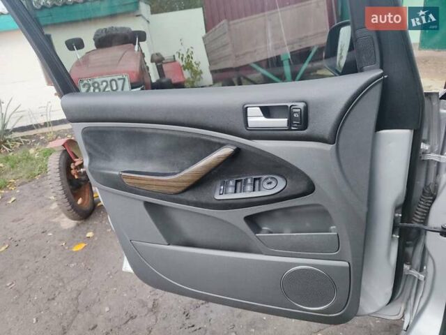 Серый Форд Си-Макс, объемом двигателя 1.8 л и пробегом 292 тыс. км за 6000 $, фото 5 на Automoto.ua