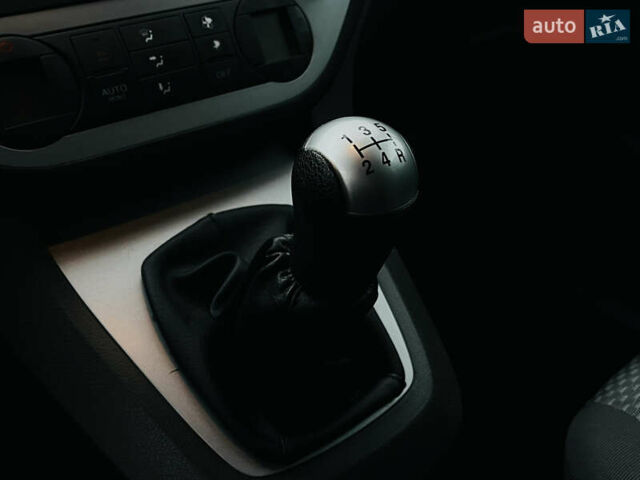 Серый Форд Си-Макс, объемом двигателя 1.6 л и пробегом 218 тыс. км за 5300 $, фото 24 на Automoto.ua