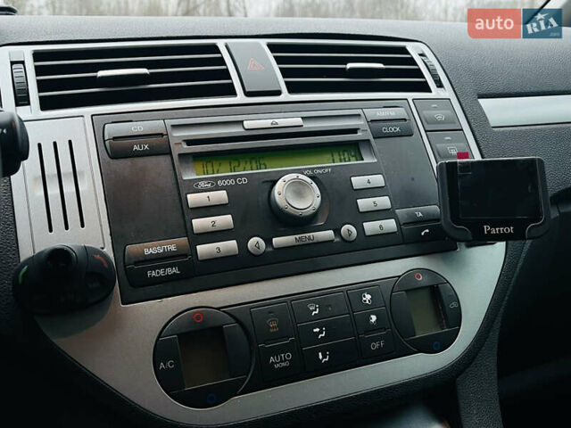 Серый Форд Си-Макс, объемом двигателя 1.6 л и пробегом 218 тыс. км за 5300 $, фото 25 на Automoto.ua