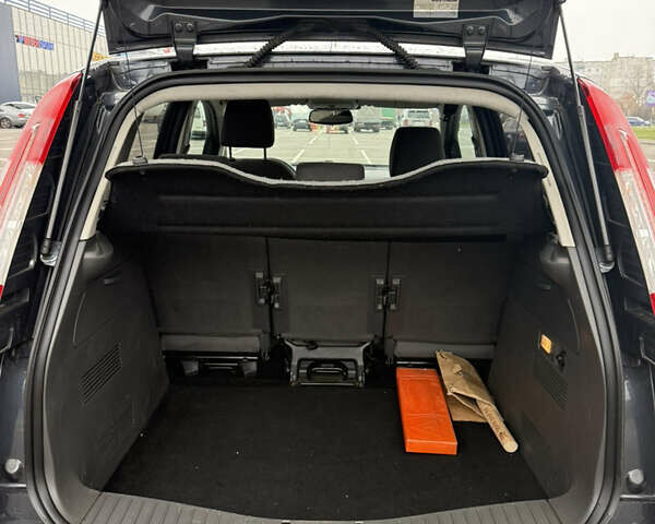 Серый Форд Си-Макс, объемом двигателя 2 л и пробегом 245 тыс. км за 5500 $, фото 6 на Automoto.ua