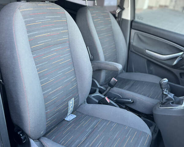 Серый Форд Си-Макс, объемом двигателя 1.6 л и пробегом 288 тыс. км за 5999 $, фото 9 на Automoto.ua