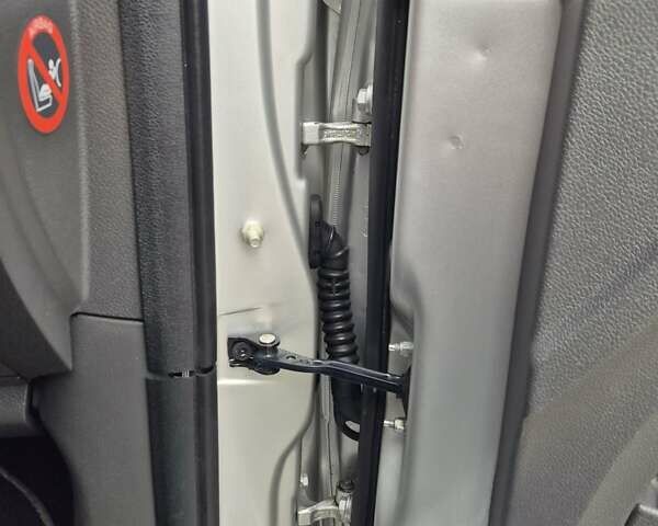 Сірий Форд Сі-Макс, об'ємом двигуна 1.6 л та пробігом 195 тис. км за 5850 $, фото 24 на Automoto.ua