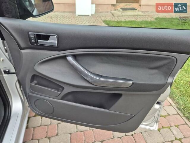 Сірий Форд Сі-Макс, об'ємом двигуна 1.6 л та пробігом 195 тис. км за 5850 $, фото 41 на Automoto.ua