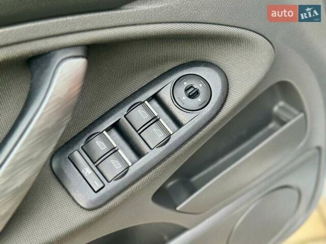 Сірий Форд Сі-Макс, об'ємом двигуна 1.6 л та пробігом 156 тис. км за 5850 $, фото 15 на Automoto.ua