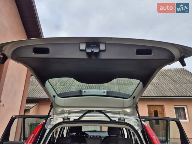 Сірий Форд Сі-Макс, об'ємом двигуна 1.6 л та пробігом 195 тис. км за 5850 $, фото 51 на Automoto.ua