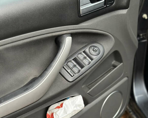 Серый Форд Си-Макс, объемом двигателя 1.6 л и пробегом 210 тыс. км за 5700 $, фото 6 на Automoto.ua