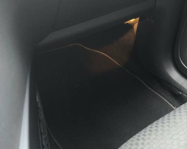 Серый Форд Си-Макс, объемом двигателя 1.6 л и пробегом 246 тыс. км за 7200 $, фото 9 на Automoto.ua