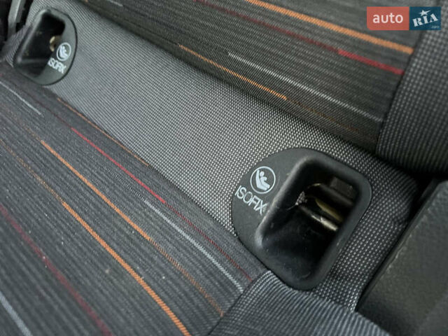 Серый Форд Си-Макс, объемом двигателя 1.8 л и пробегом 181 тыс. км за 5300 $, фото 96 на Automoto.ua