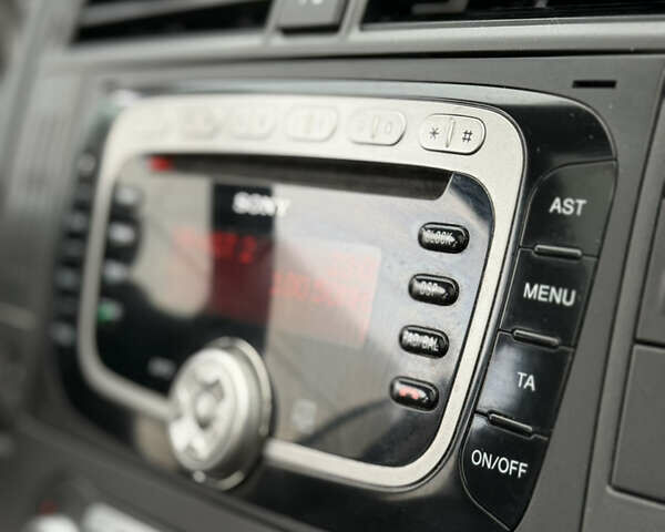 Серый Форд Си-Макс, объемом двигателя 1.6 л и пробегом 146 тыс. км за 6700 $, фото 59 на Automoto.ua