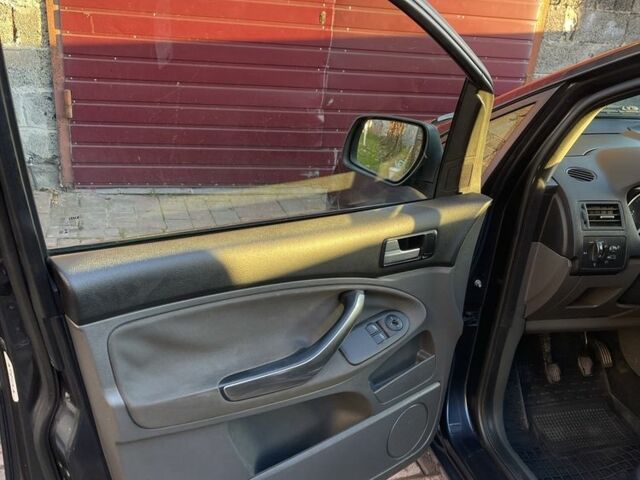 Серый Форд Си-Макс, объемом двигателя 1.6 л и пробегом 305 тыс. км за 5600 $, фото 15 на Automoto.ua