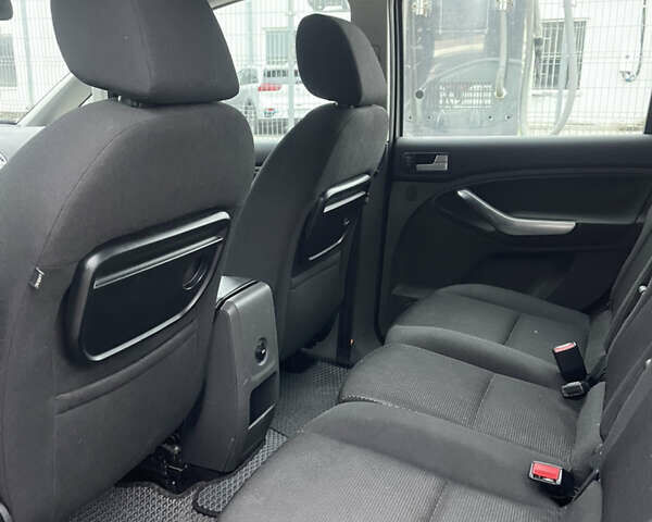 Серый Форд Си-Макс, объемом двигателя 1.6 л и пробегом 268 тыс. км за 5900 $, фото 2 на Automoto.ua