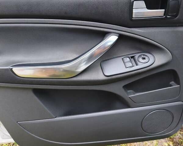 Серый Форд Си-Макс, объемом двигателя 1.6 л и пробегом 189 тыс. км за 5800 $, фото 2 на Automoto.ua