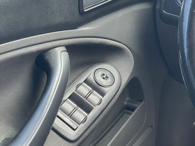 Серый Форд Си-Макс, объемом двигателя 1.6 л и пробегом 200 тыс. км за 5600 $, фото 5 на Automoto.ua