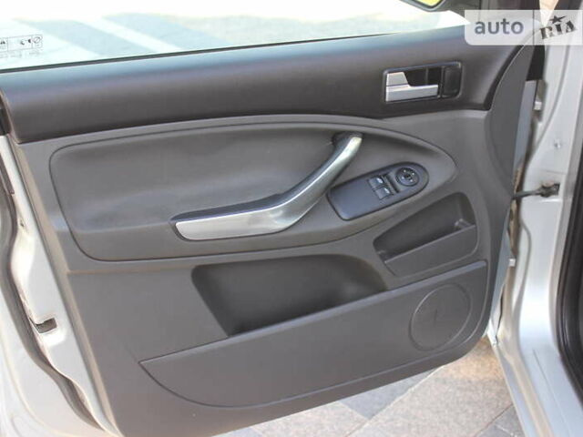 Серый Форд Си-Макс, объемом двигателя 1.6 л и пробегом 150 тыс. км за 7500 $, фото 2 на Automoto.ua