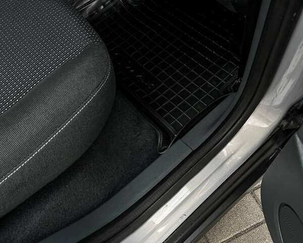 Серый Форд Си-Макс, объемом двигателя 1.6 л и пробегом 218 тыс. км за 7900 $, фото 33 на Automoto.ua