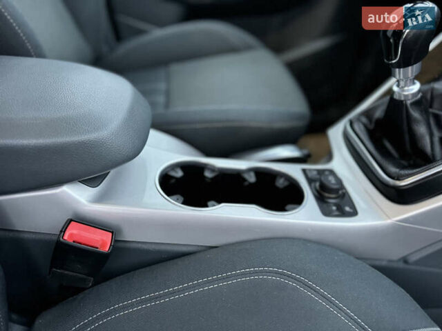 Серый Форд Си-Макс, объемом двигателя 1.6 л и пробегом 234 тыс. км за 9300 $, фото 61 на Automoto.ua